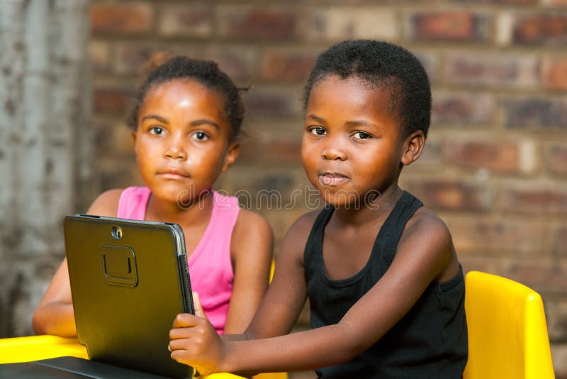 Retrato de dois jovens africanos com tabuleta digital. foto de stock Retrato de dois jovens africanos com tabuleta digital. foto de stock
