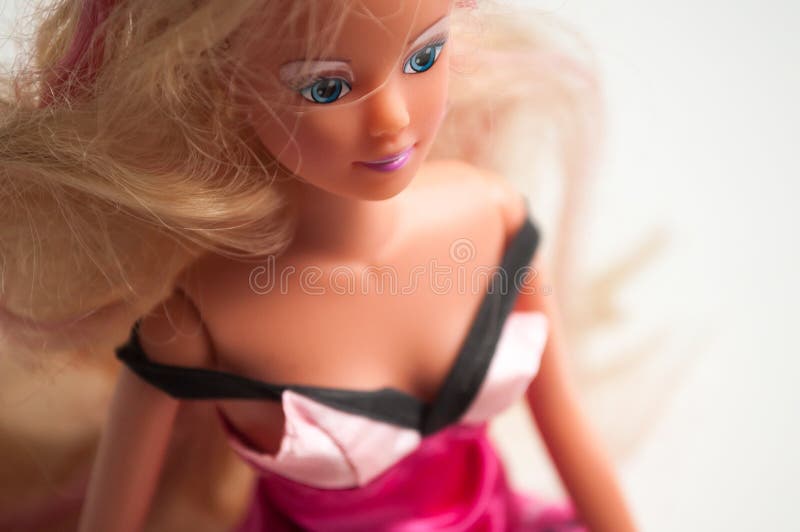 Boneca De Barbie Loira Usando Saia De Jeans Azul E Topo Colorido Em Um  Jardim Público Imagem de Stock Editorial - Imagem de roupa, boneca:  212379739