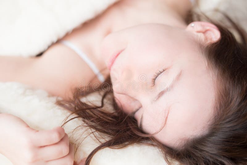 Retrato de dormir hermoso de la mujer joven fotografía de archivo Retrato de dormir hermoso de la mujer joven fotografía de archivo