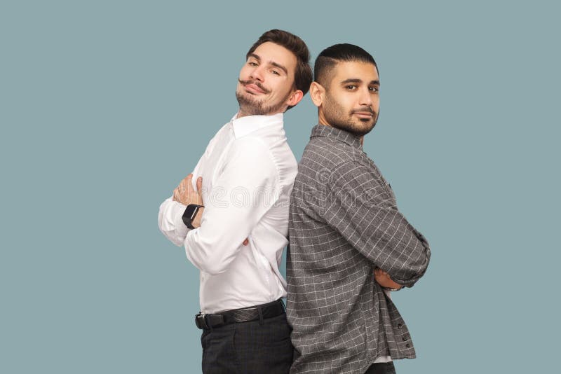 Retrato de dos amigos o socios acertados barbudos hermosos imagenes de archivo Retrato de dos amigos o socios acertados barbudos hermosos imagenes de archivo