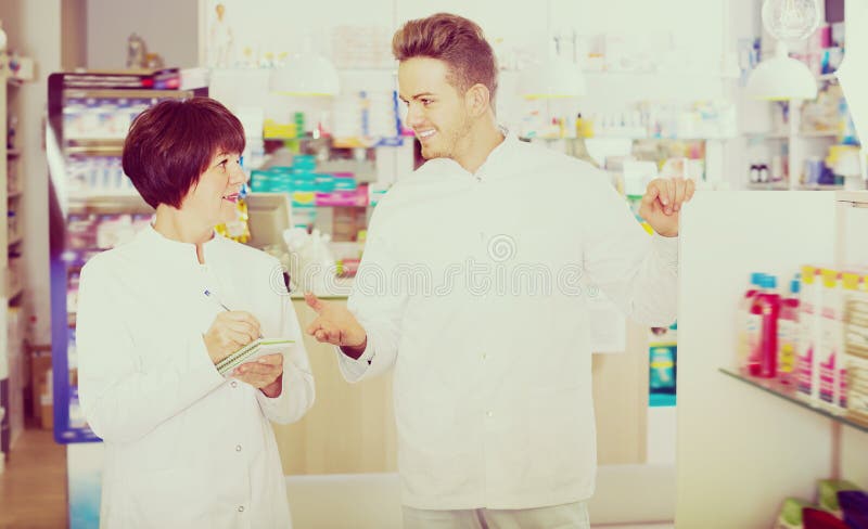 Retrato de dos farmacéuticos adultos alegres fotografía de archivo libre de regalías Retrato de dos farmacéuticos adultos alegres fotografía de archivo libre de regalías