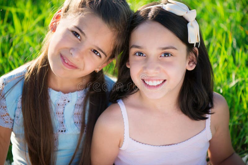 Retrato de dos muchachas adolescentes hispánicas
