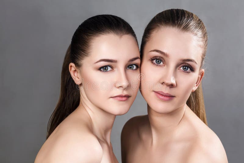 Retrato de dos mujeres jovenes sensuales imagen de archivo libre de regalías Retrato de dos mujeres jovenes sensuales imagen de archivo libre de regalías