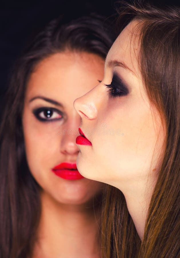Duas Meninas Bonitas Que Põem a Composição Na Frente Do Espelho Em Casa  Foto de Stock - Imagem de contornear, lifestyle: 67563704
