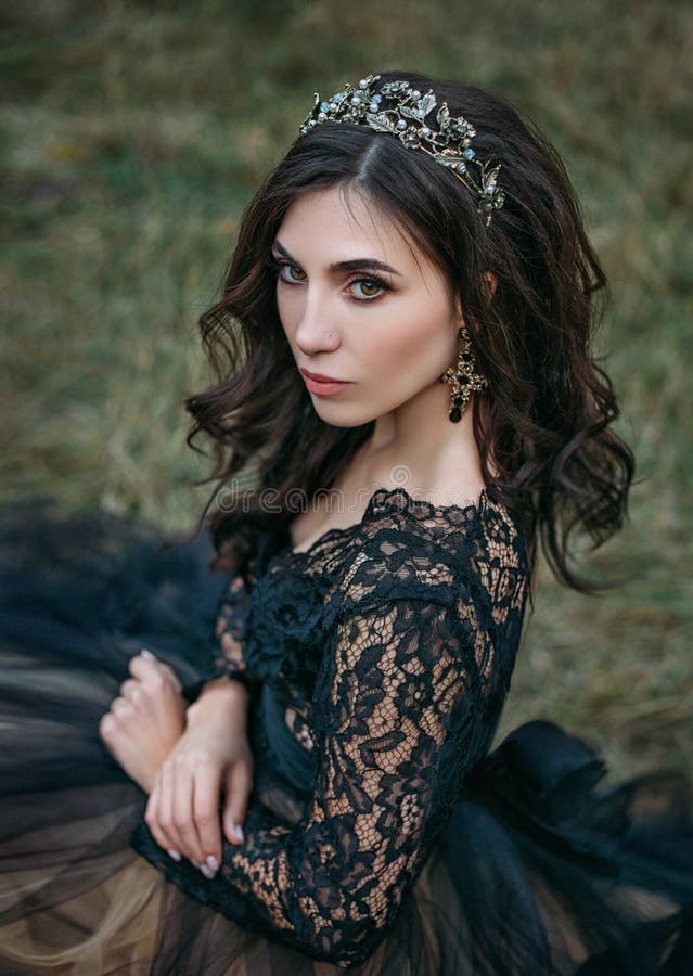 Retrato de elegante morena tierna mujer Bonita cara atractiva foto de archivo Retrato de elegante morena tierna mujer Bonita cara atractiva foto de archivo