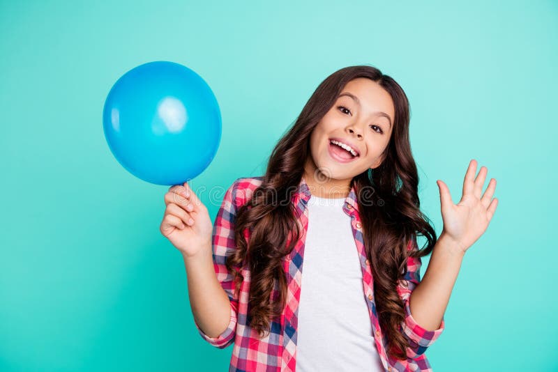Retrato de ella ella muchacha de pelo ondulado alegre atractiva linda agradable en la camisa comprobada que sostiene a disposici? imagenes de archivo Retrato de ella ella muchacha de pelo ondulado alegre atractiva linda agradable en la camisa comprobada que sostiene a disposici? imagenes de archivo