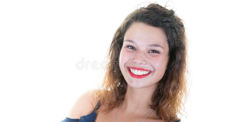 Retrato de encaracolado bonito novo de sorriso feliz da mulher isolado sobre o fundo branco com espaço vazio da cópia fotos de stock Retrato de encaracolado bonito novo de sorriso feliz da mulher isolado sobre o fundo branco com espaço vazio da cópia fotos de stock