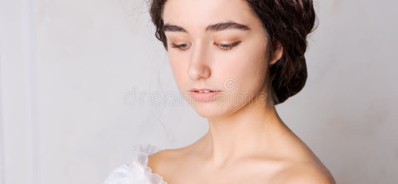 Retrato De Estúdio Linda Jovem Com Cabelo Castanho. Menina Modelo Bonita  Foto de Stock - Imagem de penteado, cuidado: 264470728