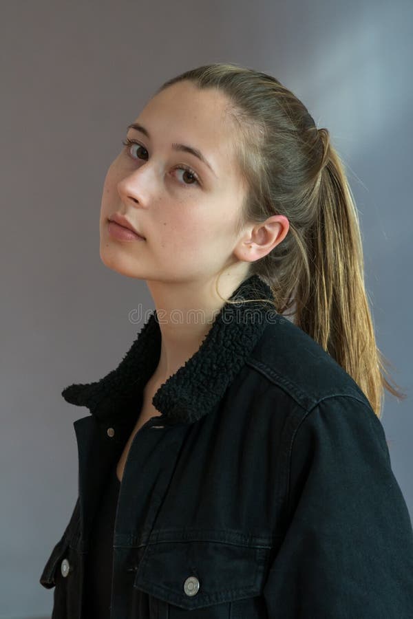 Menina Triste, Retrato Do Perfil Imagem de Stock - Imagem de postura, fofofo: 108457549