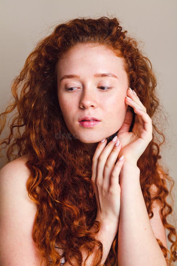 Foto de Menina Bonita Com Cabelo Saqueado Vermelho Sem Maquiagem Olha Para  Longe Em Um Fundo Bege No Estúdio e mais fotos de stock de Beleza natural -  Pessoas - iStock