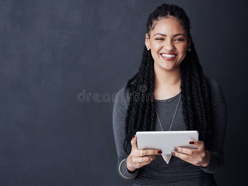 Retrato de estudio y mujer con tablet para resultados blog en línea y noticias como editora de negocios. sonreír a una mujer foto de archivo libre de regalías