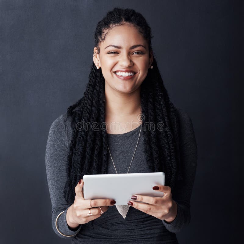 Retrato de estudio y mujer con tableta para investigación blog en línea e historia de noticias como editora de negocios. mujer de imagenes de archivo