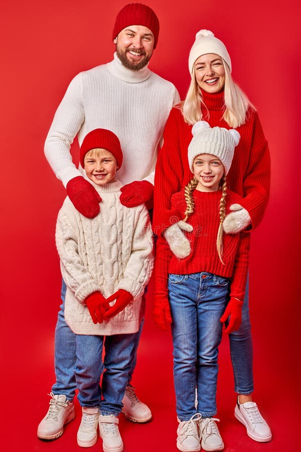 117 Familia Con La Ropa Roja En La Navidad Fotos de - Fotos de regalías de Dreamstime