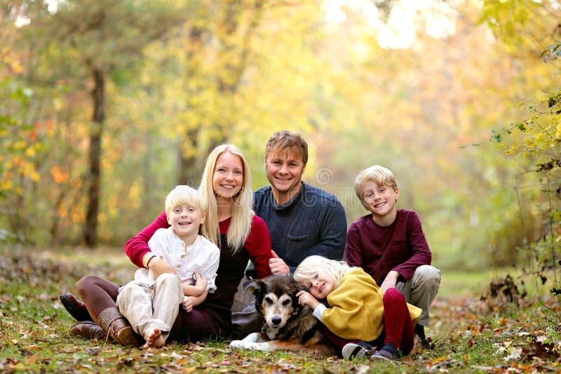 Foto Jovem feliz sorrindo família com cavalo. Família de quatro