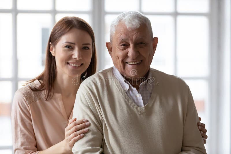 Retrato de feliz padre anciano y abrazo de hija adulta fotos de archivo libres de regalías