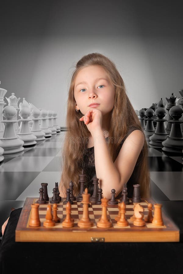 Homem de xadrez movendo uma peça e jogo de resolução de problemas de  estratégia ou pessoa jogando no tabuleiro de xadrez na competição  planejamento de escolha e mão no cavaleiro ou rei