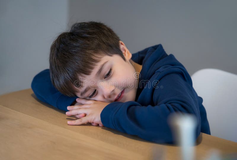 Escola De Conceito Educacional Criança Segurando Tablet Lendo Livro Para O  Trabalho De Casa Retrato De Criança Feliz Jogando Jogo Imagem de Stock -  Imagem de jogo, olhar: 269347835