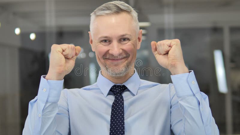 Retrato de Grey Hair Businessman Celebrating Success