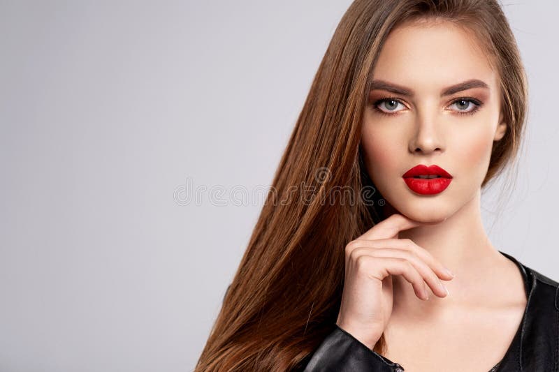 Retrato de hermosa joven con maquillaje brillante. bella morena con lápiz labial rojo brillante en sus labios. linda chica con imagenes de archivo
