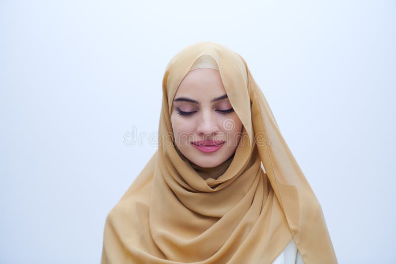 Mujer Musulmana Moderna Con Elegante Ropa Casual De Hijab Aislada Sobre  Fondo Rosa Diversas Personas Modelan El Concepto De Moda Hijab Foto de  stock y más banco de imágenes de A la