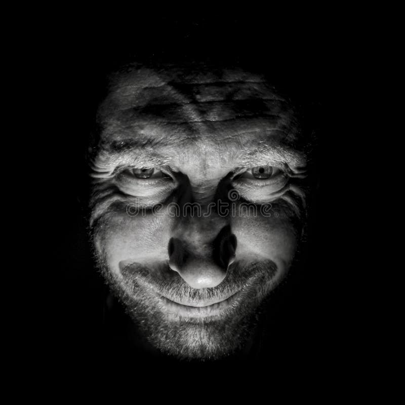 Retrato de hombre caucásico adulto que sonríe como maniático y parece locura. iluminación en blanco y negro de disparo. aislado fotos de archivo