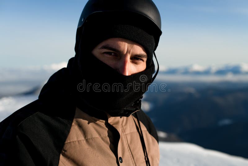 Retrato De Hombre Con Balaclava Negra Y Casco De Esquí Foto de