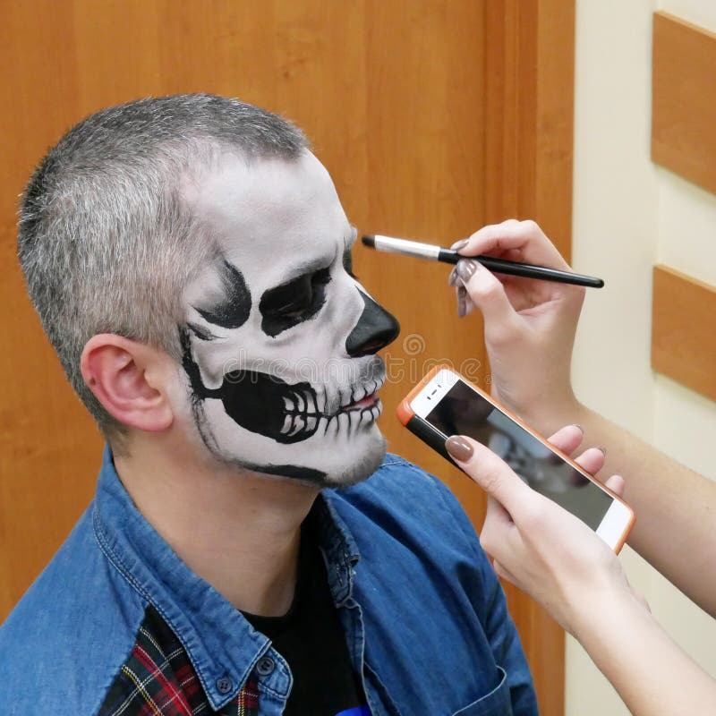 Retrato De Hombre Con Maquillaje Tradicional Mexicano De Halloween Caballero  Celebrando El Día De La Muerte De Arte Corporal De Ar Foto de archivo -  Imagen de traje, asustadizo: 198761878