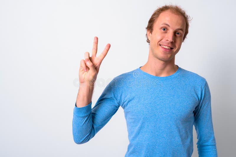 Retrato de hombre feliz con pelo rubio fotografía de archivo libre de regalías