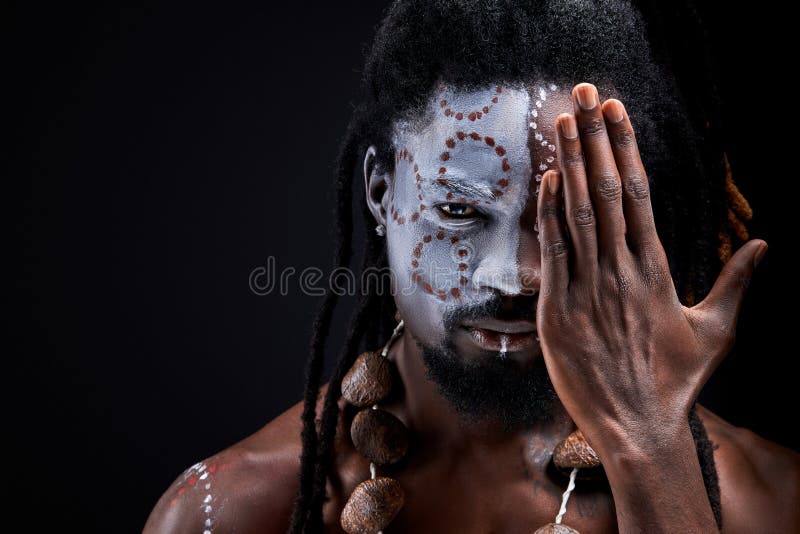  Retrato De Hombre Maya Africano Con Maquillaje Nacional Cerrando La Mitad De La Cara Foto de archivo