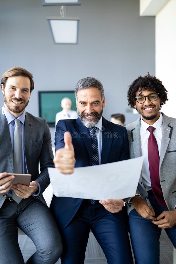 Retrato de hombres de negocios felices Concepto de negocio financiero, del seguro y del márketing fotografía de archivo libre de regalías Retrato de hombres de negocios felices Concepto de negocio financiero, del seguro y del márketing fotografía de archivo libre de regalías