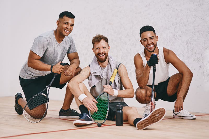 Retrato de hombres y felices por los deportes en la corte con squash racket fitness y ejercito performance. atleta sonriente fotografía de archivo libre de regalías