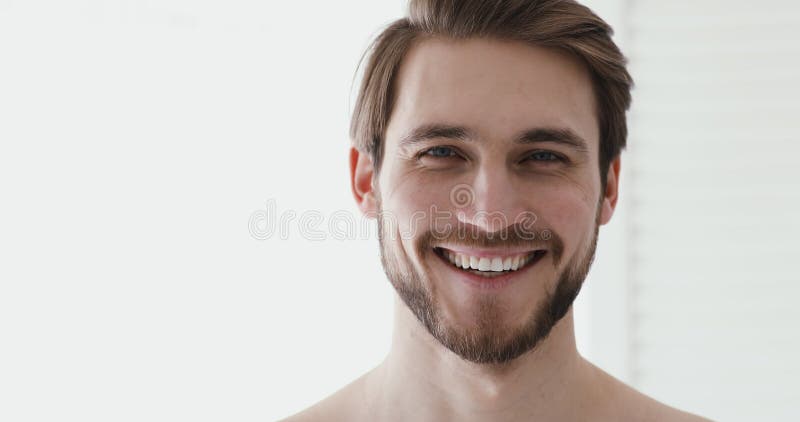 Retrato de jovem sorridente e bonito homem aparentado europeu.