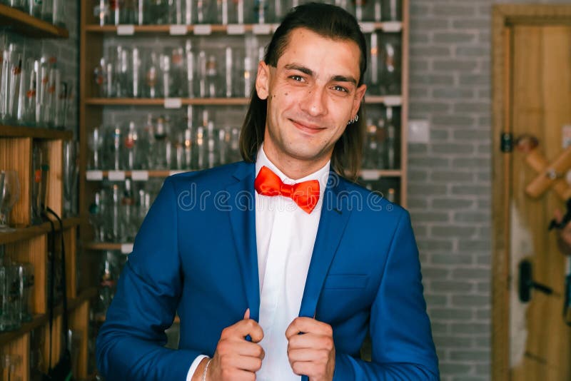 Retrato De Joven Guapo Hombre En Traje Azul Pajarita Roja. Foto de - Imagen de manera, ropa: 211184730