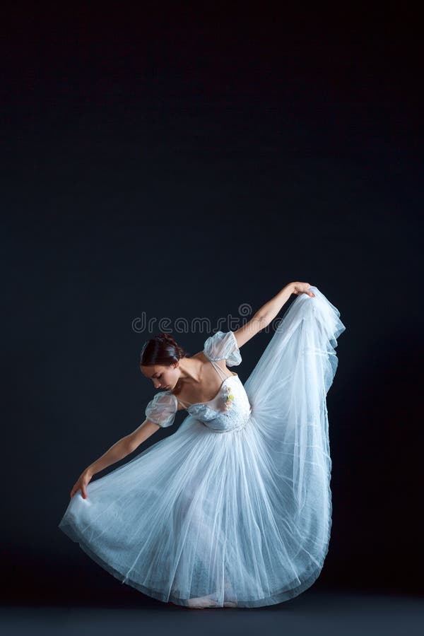 Retrato de la bailarina clásica en el vestido blanco en fondo negro imagen de archivo libre de regalías Retrato de la bailarina clásica en el vestido blanco en fondo negro imagen de archivo libre de regalías