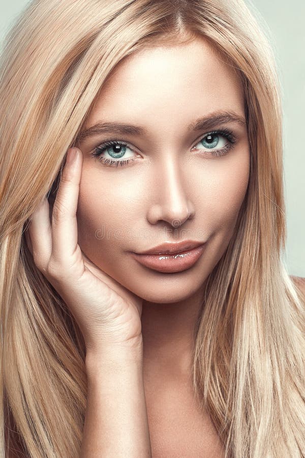 Retrato de la belleza de la mujer joven con la cara sana hermosa con maquillaje agradable fotografía de archivo libre de regalías Retrato de la belleza de la mujer joven con la cara sana hermosa con maquillaje agradable fotografía de archivo libre de regalías
