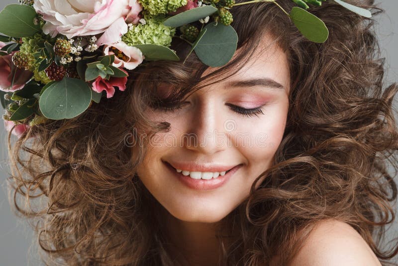 Retrato de la belleza de Stubio de la mujer joven linda con la corona de la flor imagen de archivo libre de regalías Retrato de la belleza de Stubio de la mujer joven linda con la corona de la flor imagen de archivo libre de regalías