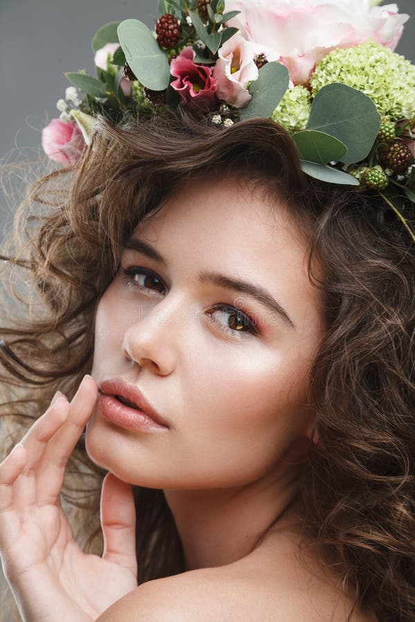 Retrato de la belleza de Stubio de la mujer joven linda con la corona de la flor imagenes de archivo Retrato de la belleza de Stubio de la mujer joven linda con la corona de la flor imagenes de archivo