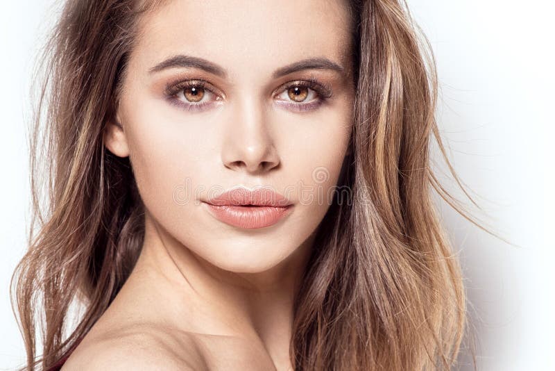 Retrato de la belleza de la muchacha atractiva con maquillaje del encanto fotografía de archivo libre de regalías Retrato de la belleza de la muchacha atractiva con maquillaje del encanto fotografía de archivo libre de regalías