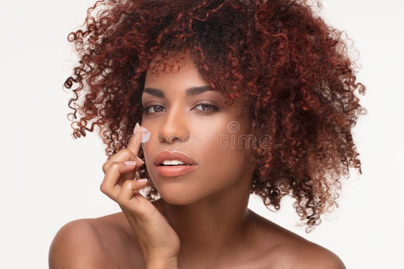 Retrato de la belleza de la muchacha natural con afro imagen de archivo Retrato de la belleza de la muchacha natural con afro imagen de archivo