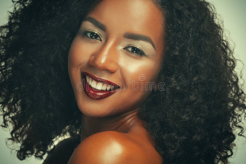 Retrato de la belleza de la mujer afroamericana con maquillaje afro del peinado y del encanto imagen de archivo libre de regalías Retrato de la belleza de la mujer afroamericana con maquillaje afro del peinado y del encanto imagen de archivo libre de regalías