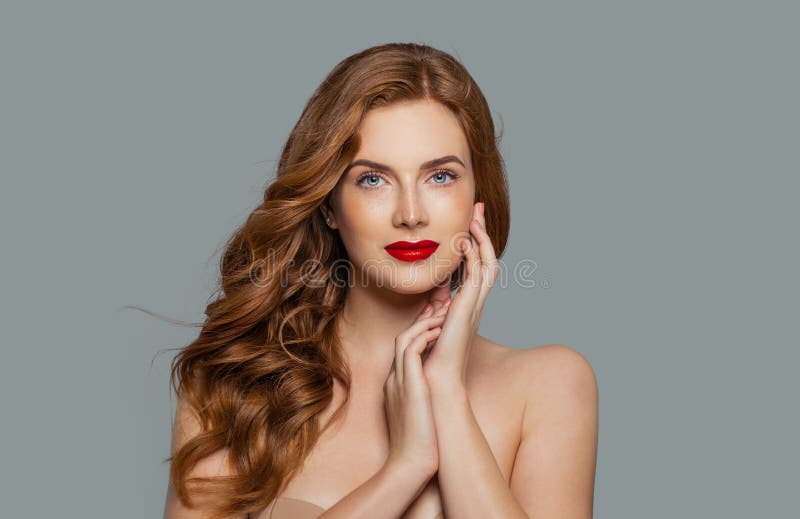 Retrato de la belleza de la mujer con el pelo hermoso rizado largo del jengibre imagen de archivo Retrato de la belleza de la mujer con el pelo hermoso rizado largo del jengibre imagen de archivo