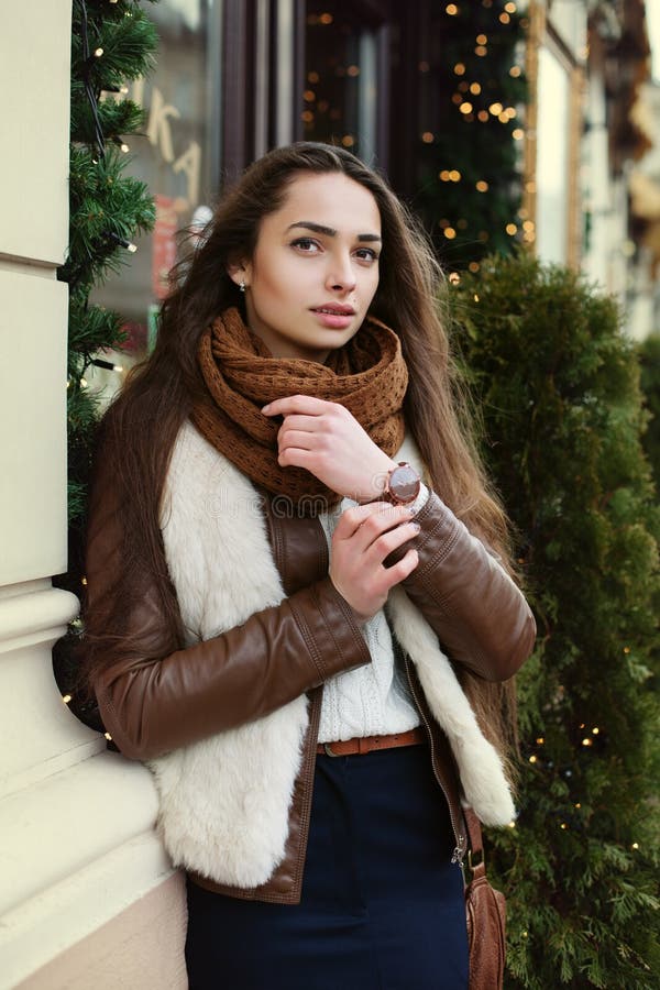 Retrato de la calle de la señora de moda hermosa joven que lleva la ropa elegante que camina en la ciudad vieja Mirada modelo imagen de archivo libre de regalías Retrato de la calle de la señora de moda hermosa joven que lleva la ropa elegante que camina en la ciudad vieja Mirada modelo imagen de archivo libre de regalías
