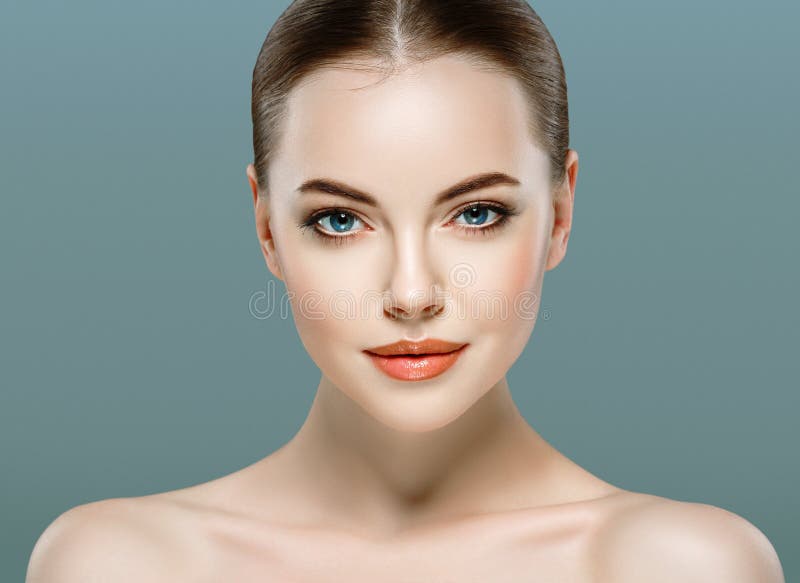 Retrato de la cara de la mujer de la belleza Girl modelo hermoso con la piel limpia fresca perfecta