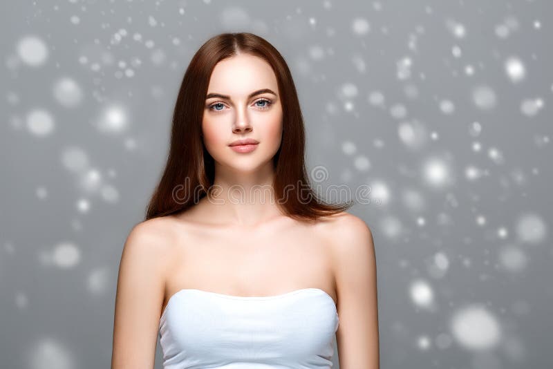 Retrato de la cara de la nieve del invierno de la mujer de la belleza Muchacha hermosa del modelo del balneario fotografía de archivo libre de regalías Retrato de la cara de la nieve del invierno de la mujer de la belleza Muchacha hermosa del modelo del balneario fotografía de archivo libre de regalías
