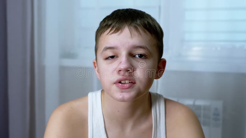 Retrato de la cara de un adolescente sonriente hablando mirando a la cámara 4k. cerrar