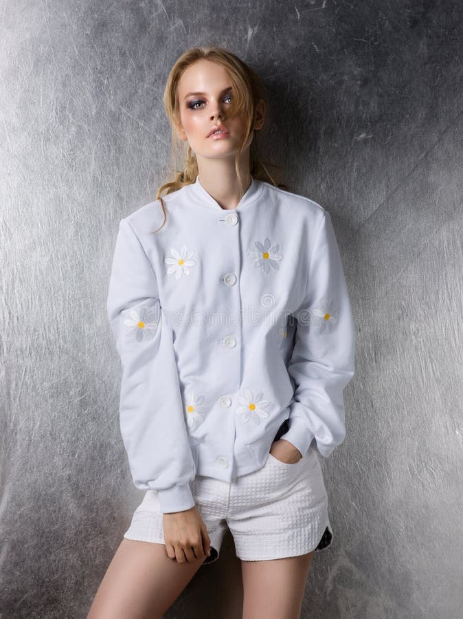 Retrato de la chaqueta y de los pantalones cortos blancos del diseño de la mujer de la moda que llevan fotografía de archivo Retrato de la chaqueta y de los pantalones cortos blancos del diseño de la mujer de la moda que llevan fotografía de archivo