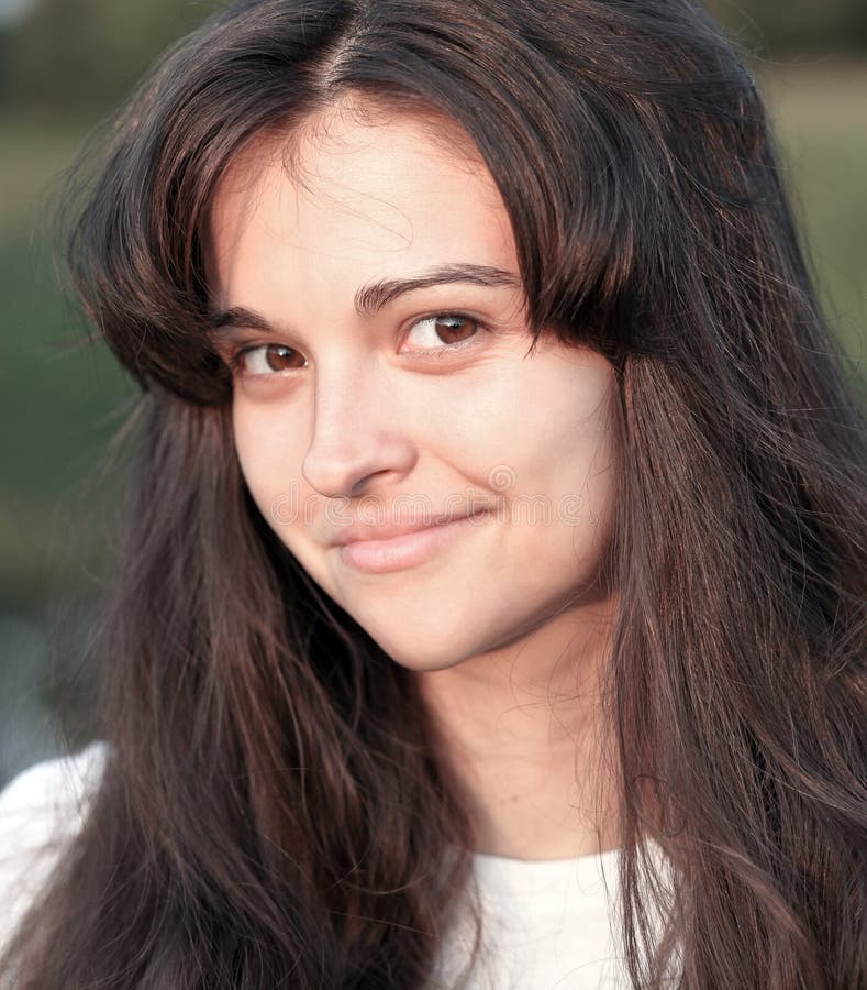 Retrato de la chica joven bastante hermosa imagen de archivo Retrato de la chica joven bastante hermosa imagen de archivo