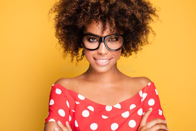 Retrato de la chica joven con afro fotografía de archivo Retrato de la chica joven con afro fotografía de archivo