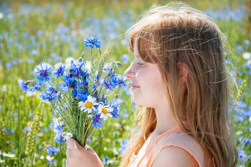 Retrato de la chica joven con las flores foto de archivo libre de regalías Retrato de la chica joven con las flores foto de archivo libre de regalías