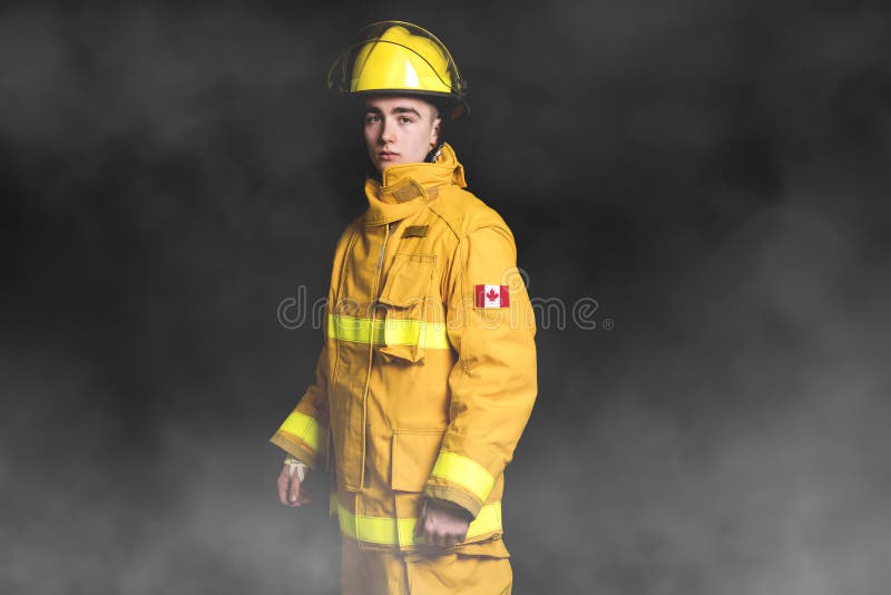 Retrato de la cintura de la situación del bombero encima del tiro del estudio en fondo y moke negros fotografía de archivo Retrato de la cintura de la situación del bombero encima del tiro del estudio en fondo y moke negros fotografía de archivo